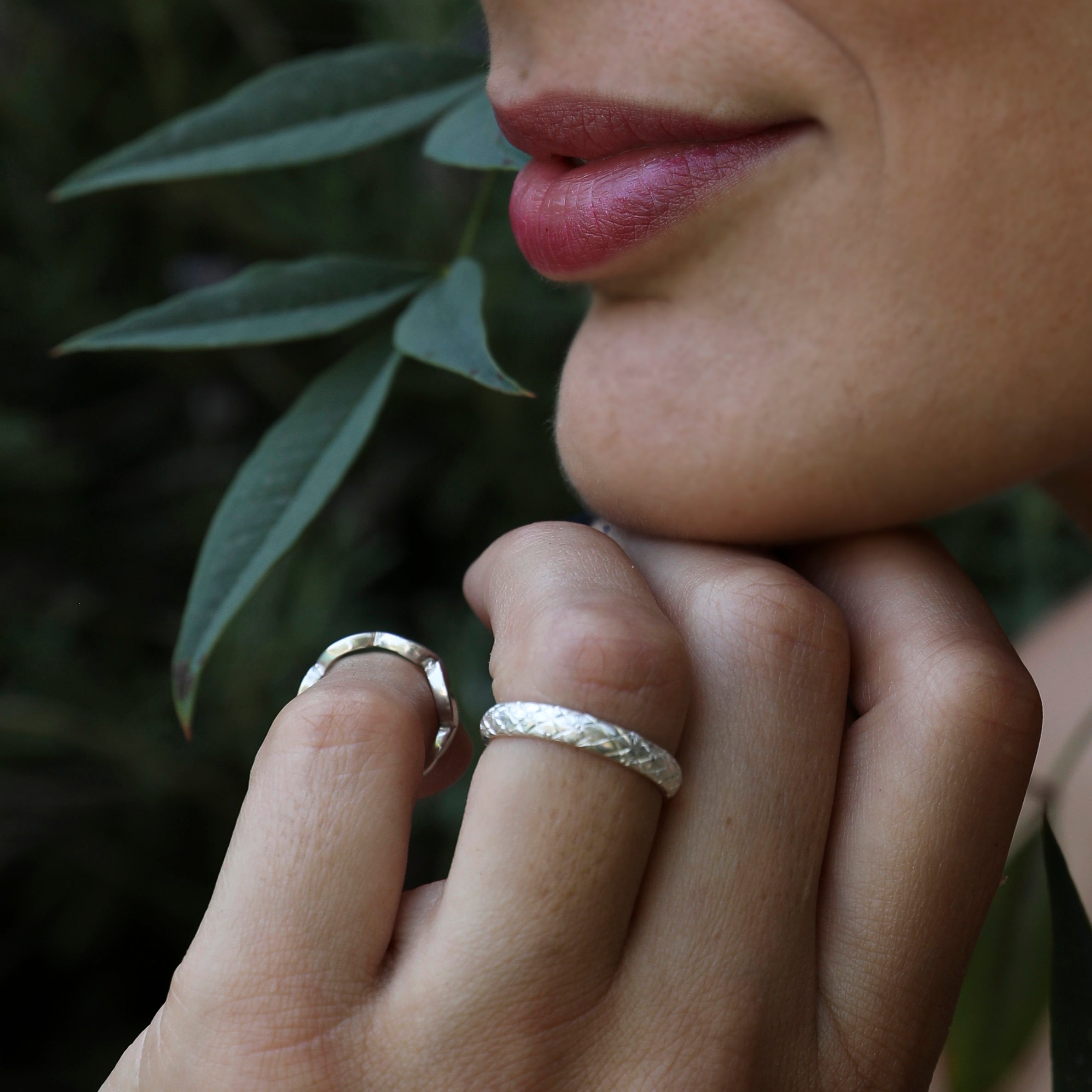 Anillo con flores grabadas